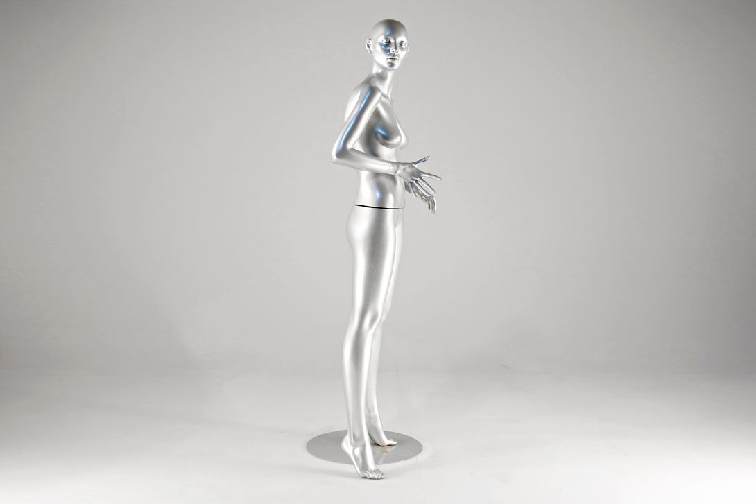 Foto Silver Female Mannequin with Turned Head and Bowed Arms 1975