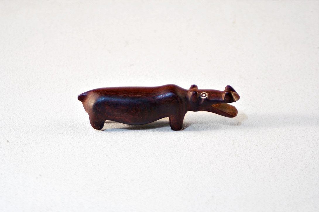 Foto Delighted Hippopotamus, Carved Wooden Sculpture