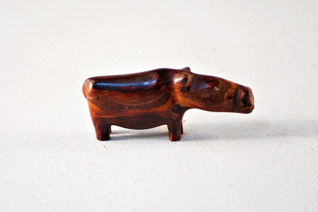 Foto Smoothly Carved Wood Tapir Sculpture h7x14