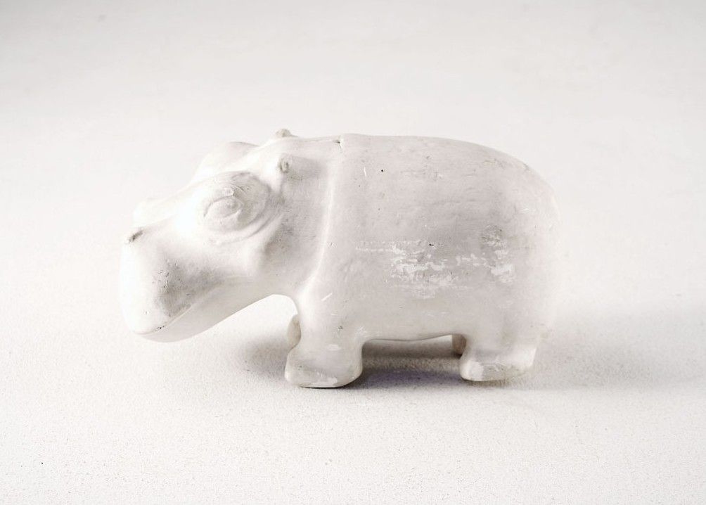 Foto Charming White Glazed Ceramic Rhinoceros Sculpture