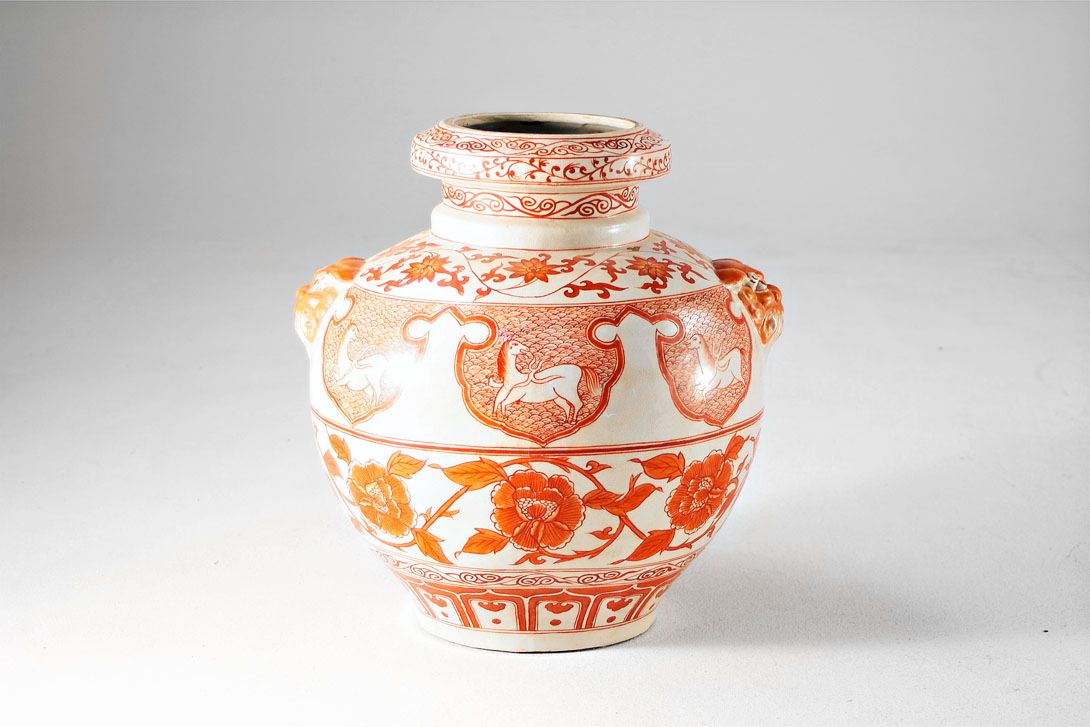 Foto Ceramic Bulbous Vase with Red Flowers China 1955 h40 E5