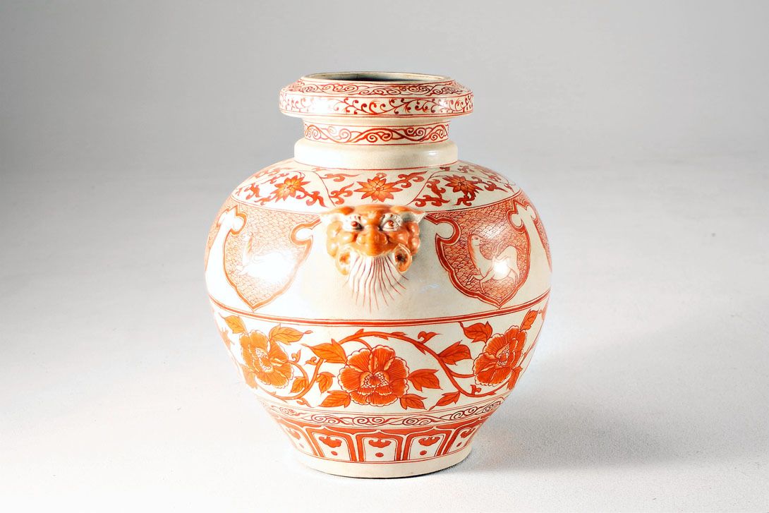 Foto Ceramic Bulbous Vase with Red Flowers China 1955 h40 E5