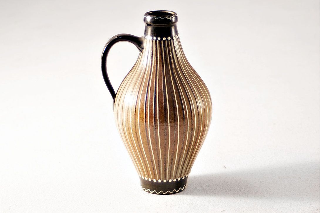 Foto Honeydew Shaped Ceramic Vase With Handle, Brown/White Stripes and Black-Brown Accents B4