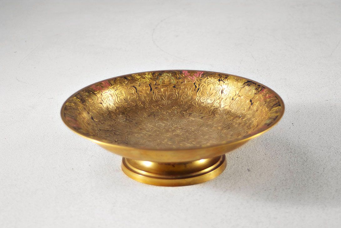 Foto Oriental Brass Bowl, Elegant Floral Engravings With Touches of Colour