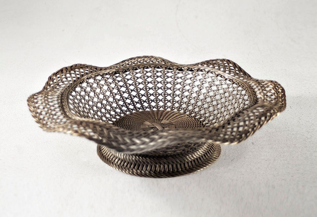 Foto Finely Woven Metal Wire Bowl, Round and Narrow, Playful Curly Edge