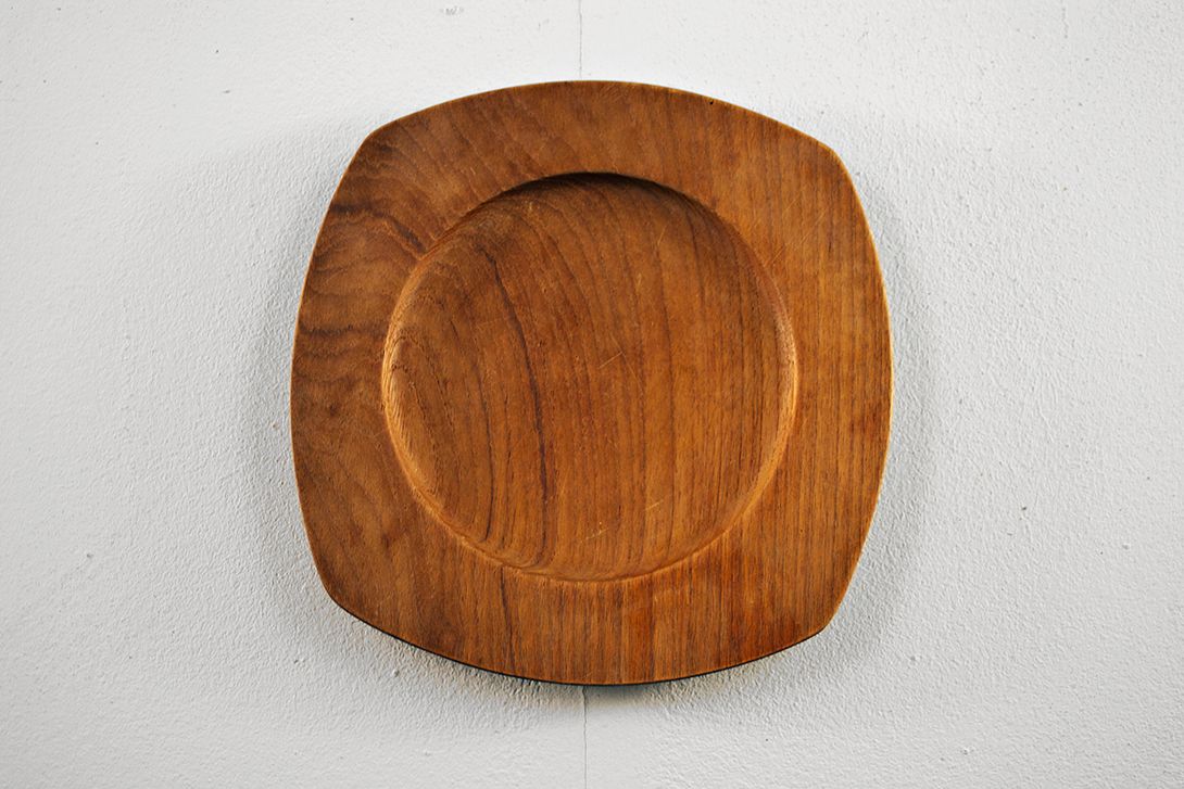 Foto Rounded Square Wooden Plate with Circle Depression, 1963