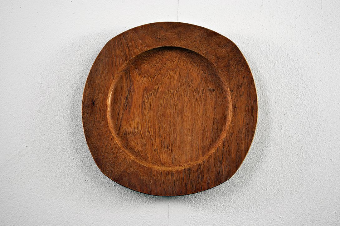 Foto Rounded Square/ Almost Circular Wooden Plate with Circle Depression, 1963