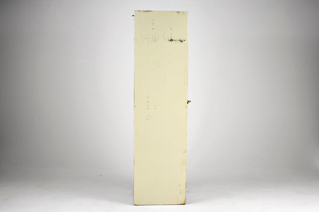Foto Twice Divided Industrial Metal Locker 1975 h185x50x50
