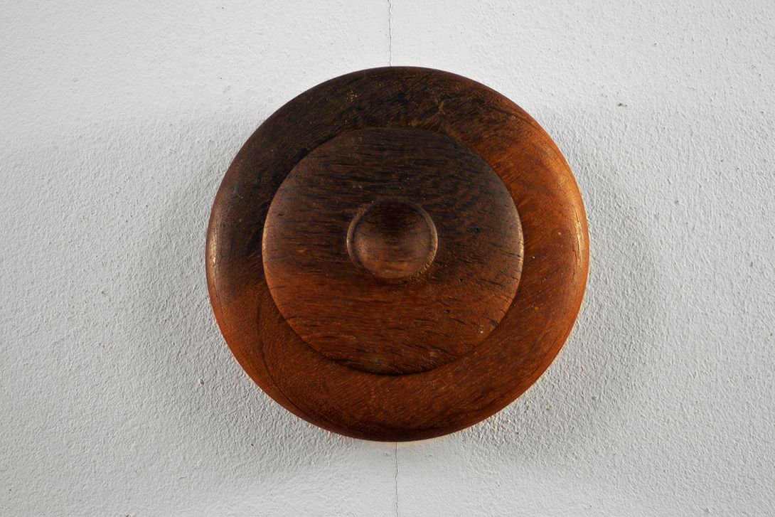 Foto Flat, Round Wooden Bowl with smaller Lid, Dark Brown, Spherical Shaped Handle and Feet