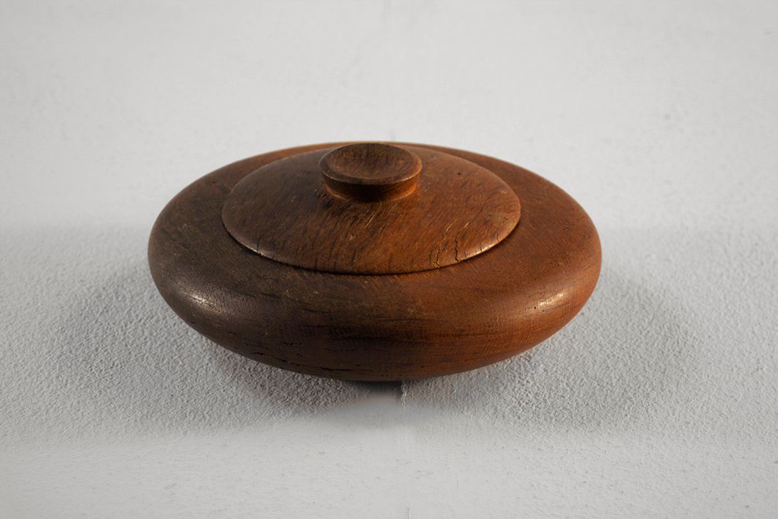 Foto Flat, Round Wooden Bowl with smaller Lid, Dark Brown, Spherical Shaped Handle and Feet