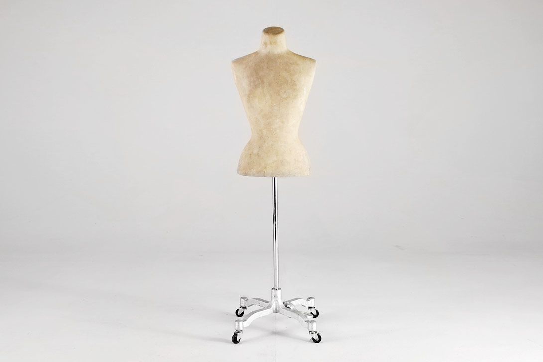Foto Old Tailor&#8217;s Dummy on Metal Base on Wheels