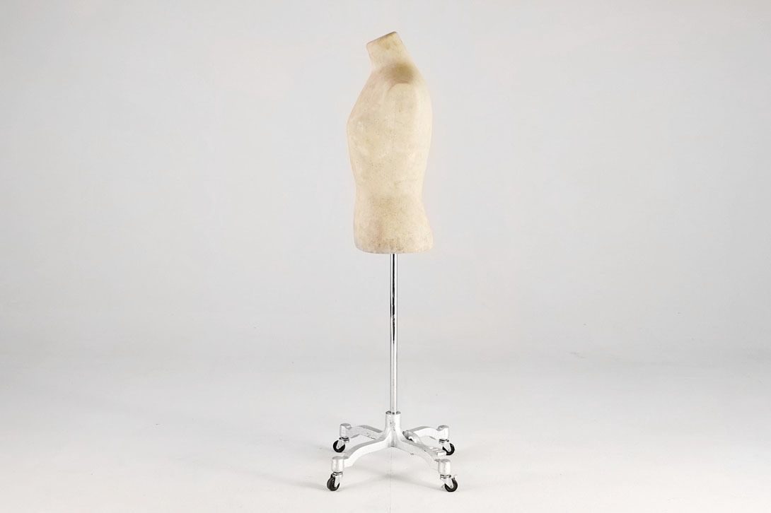 Foto Old Tailor&#8217;s Dummy on Metal Base on Wheels