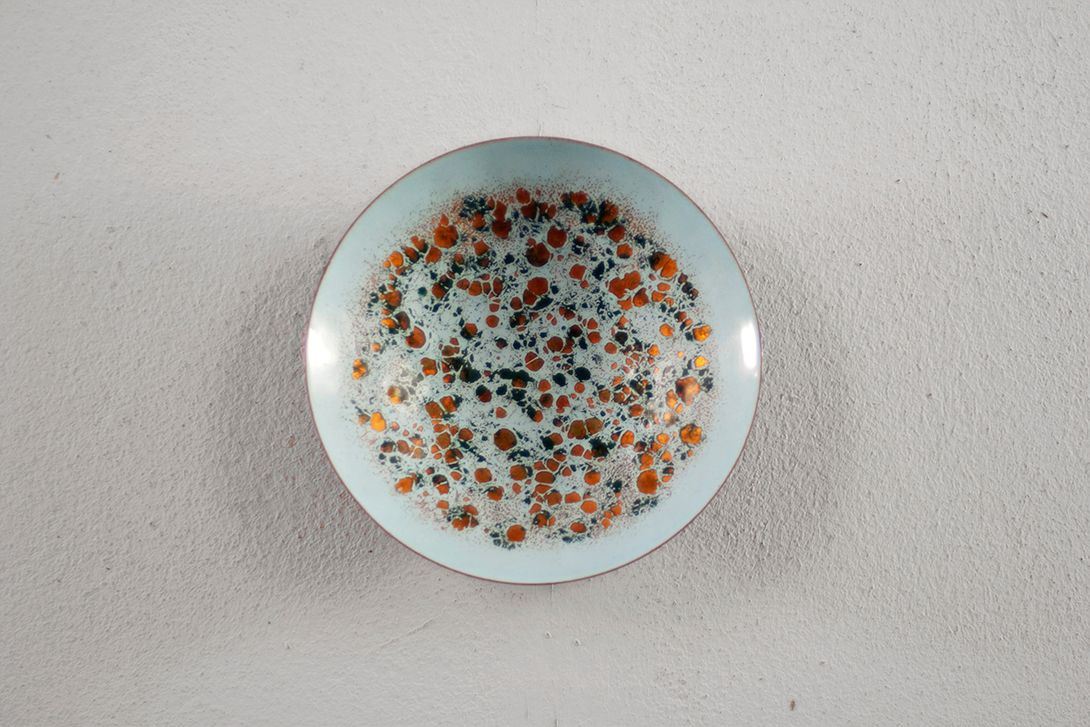 Foto Metal Bowl, White With Golden/Copper Speckles, 1969