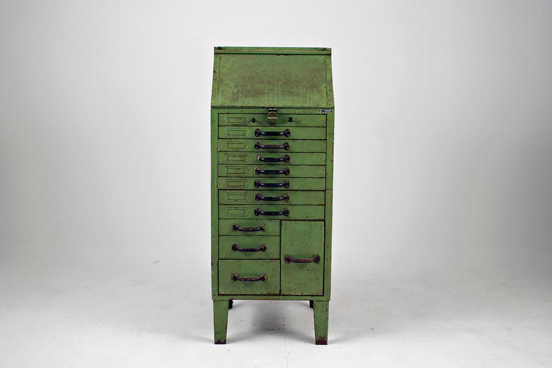 Foto Old Industrial Metal Shutter Cabinet 1938 h125x50x50