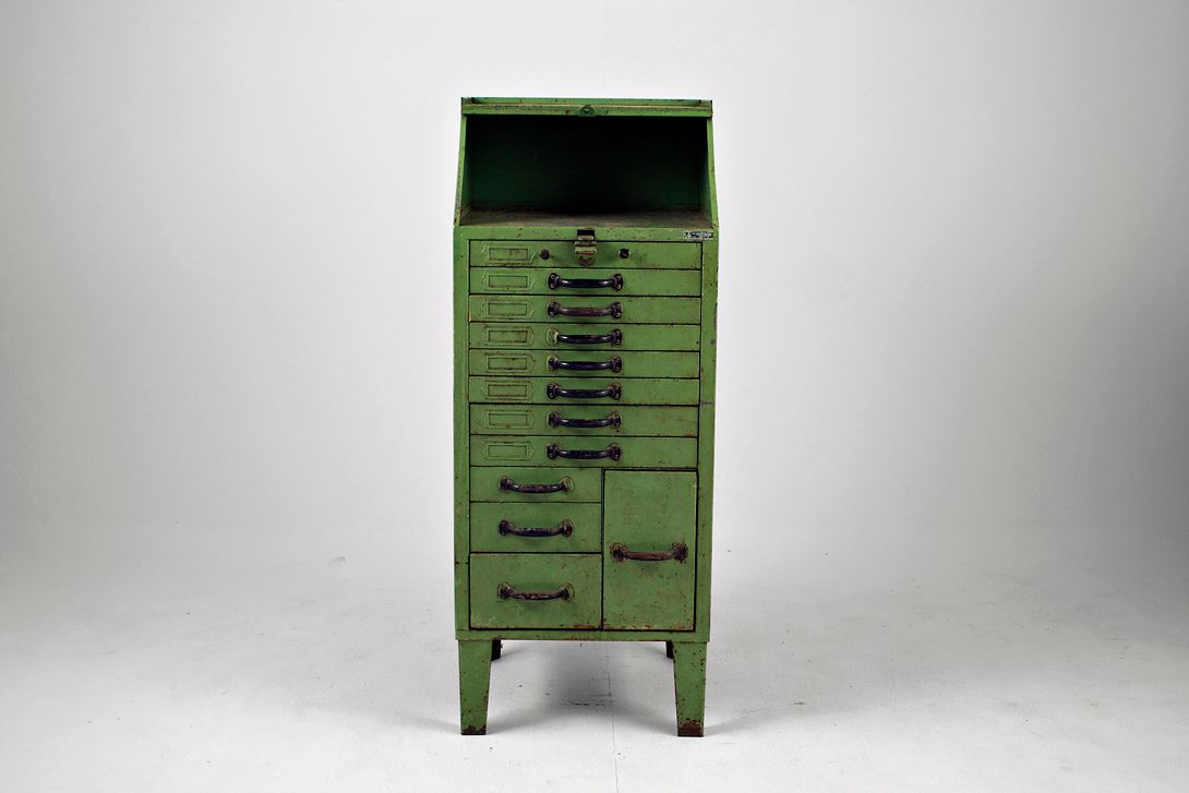 Foto Old Industrial Metal Shutter Cabinet 1938 h125x50x50