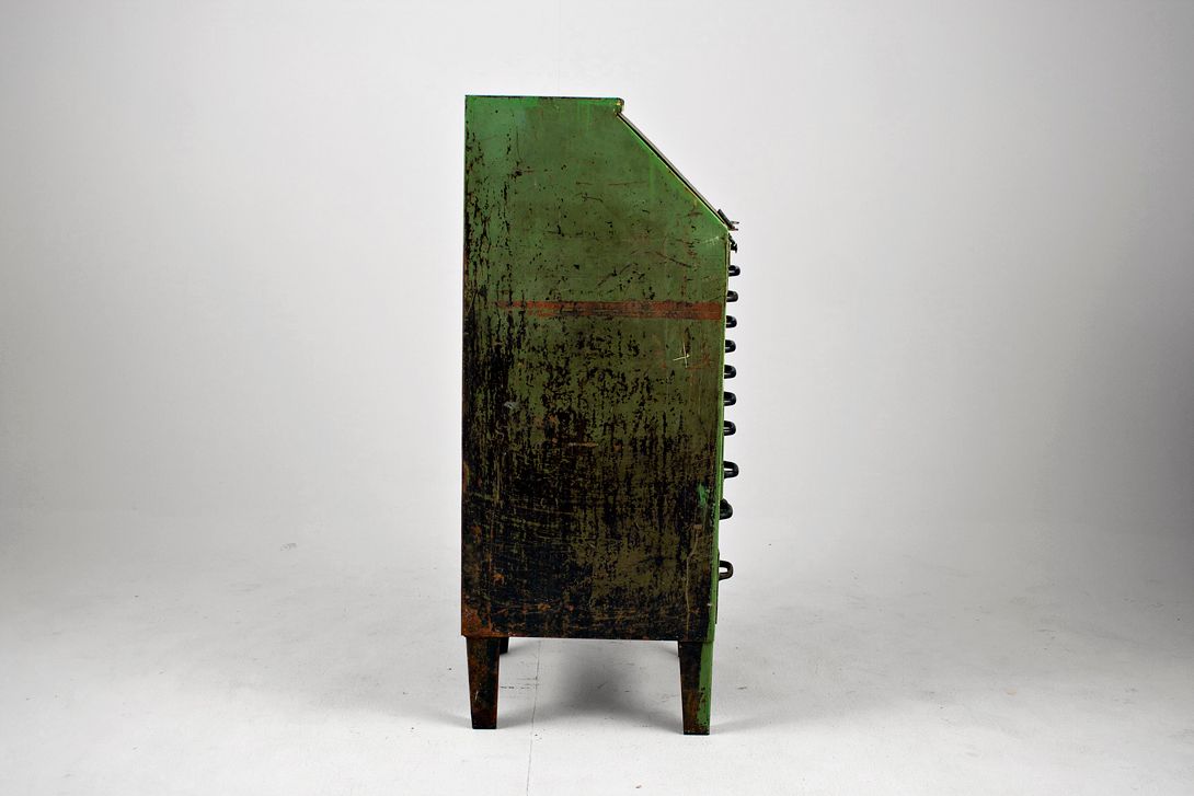 Foto Old Industrial Metal Shutter Cabinet 1938 h125x50x50