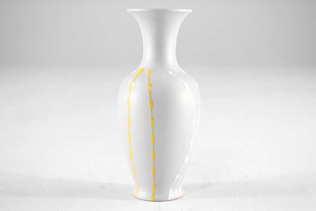 Foto Gray Porcelain Vase, Classic Form, Yellow Drops Chain Decor