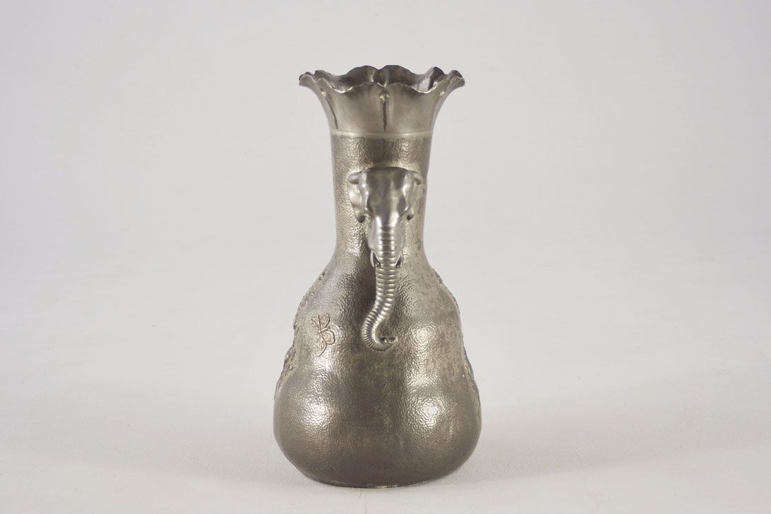 Foto Extraordinary Floor Vase with Elephant Head Handles h46