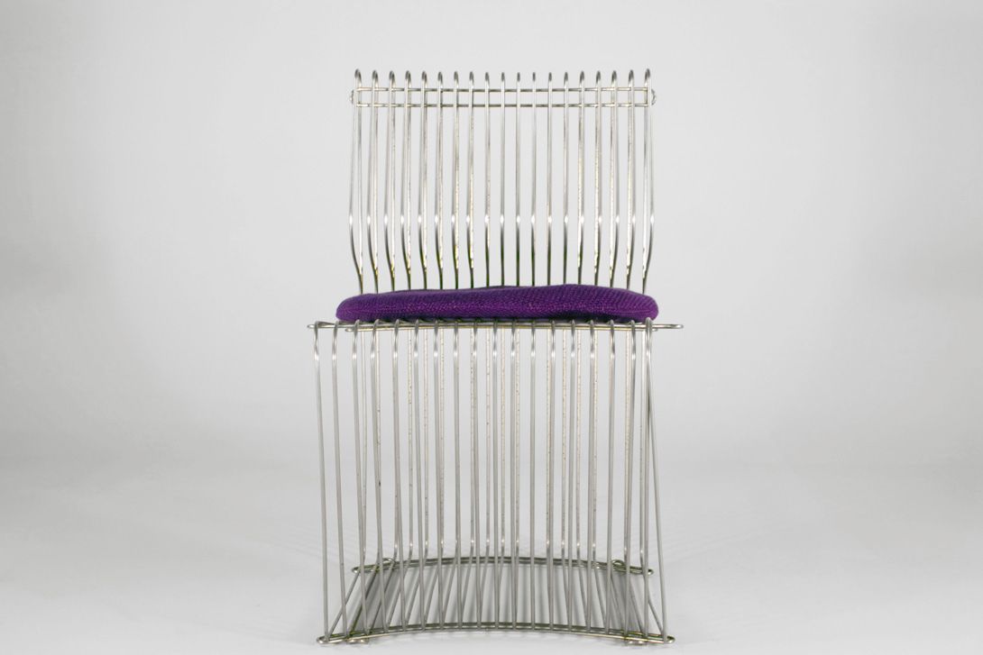 Foto Chrome Panton Wire Chair 113T with Purple Seat Cushion