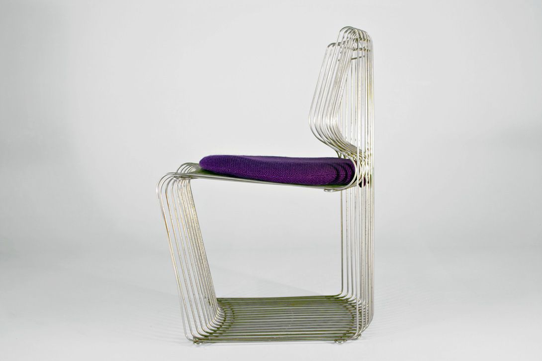 Foto Chrome Panton Wire Chair 113T with Purple Seat Cushion