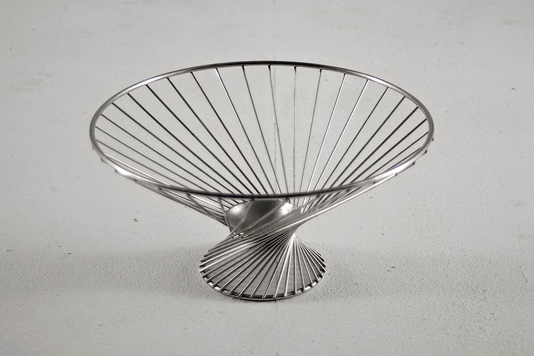 Foto Wire Metal Bowl, Swirled Spillikins Held by Two Rings