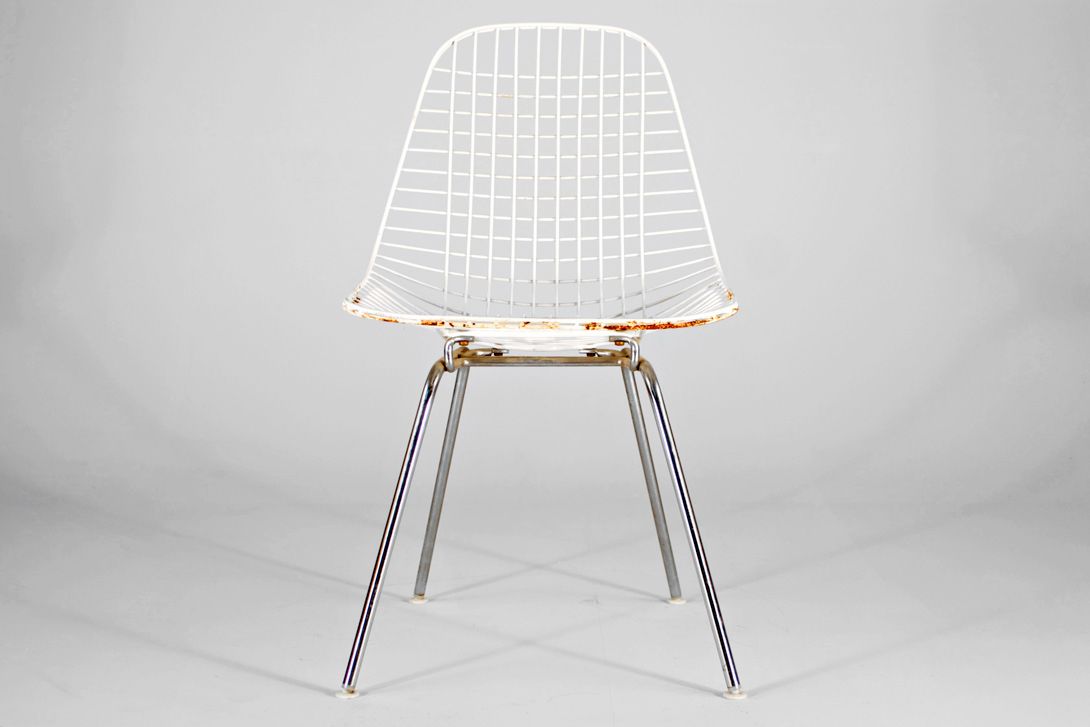 Foto White Eames Wire Chair on H-Base