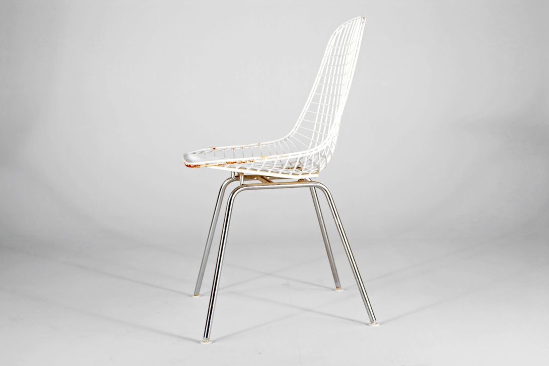 Foto White Eames Wire Chair on H-Base