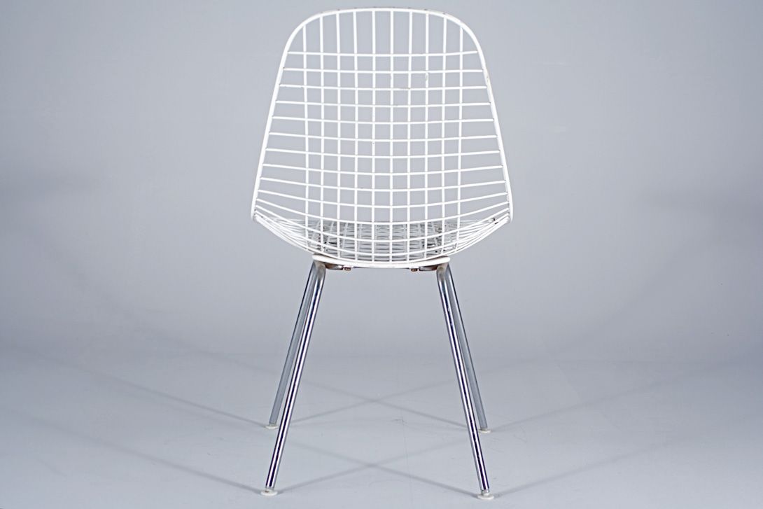 Foto White Eames Wire Chair on H-Base