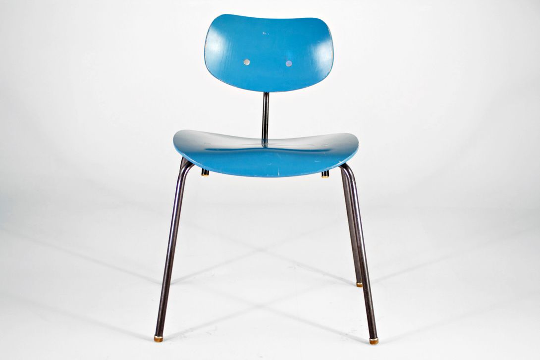 Foto Blue SE 68 Chair with Black Steel Tube Legs