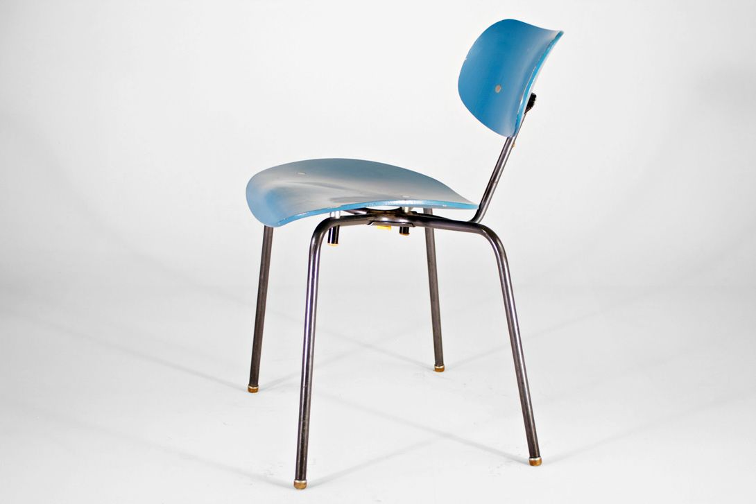 Foto Blue SE 68 Chair with Black Steel Tube Legs