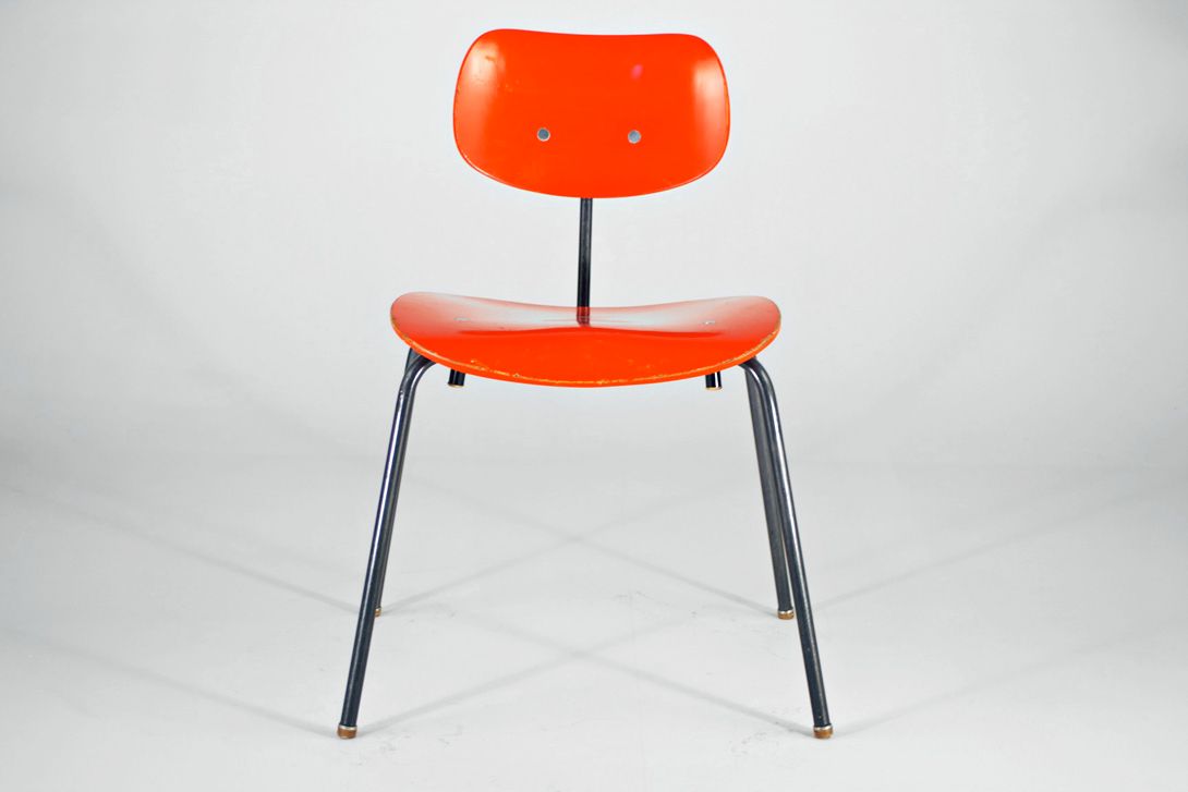 Foto Bright Red Eiermann SE 68 Chair with Black Steel Tube Legs