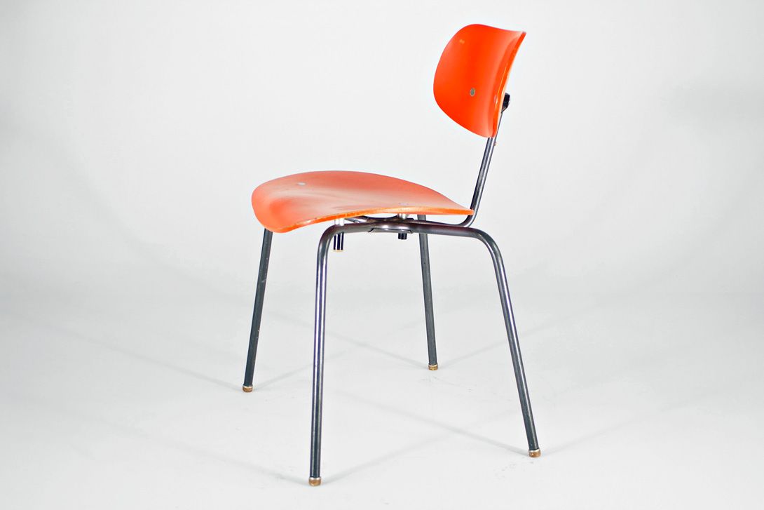 Foto Bright Red Eiermann SE 68 Chair with Black Steel Tube Legs