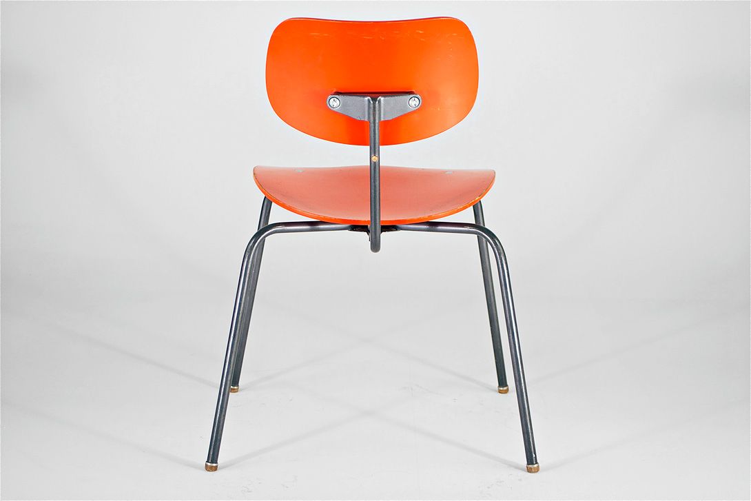 Foto Bright Red Eiermann SE 68 Chair with Black Steel Tube Legs