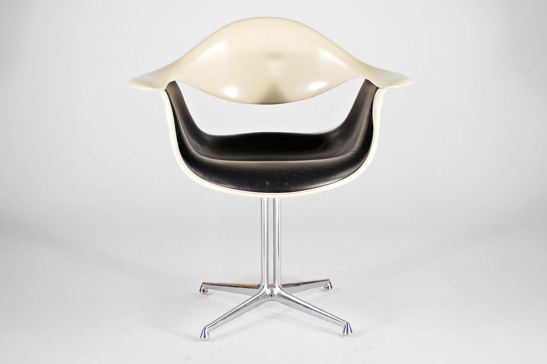Foto Two-Toned Black and White Nelson DAF Chair with La Fonda Base