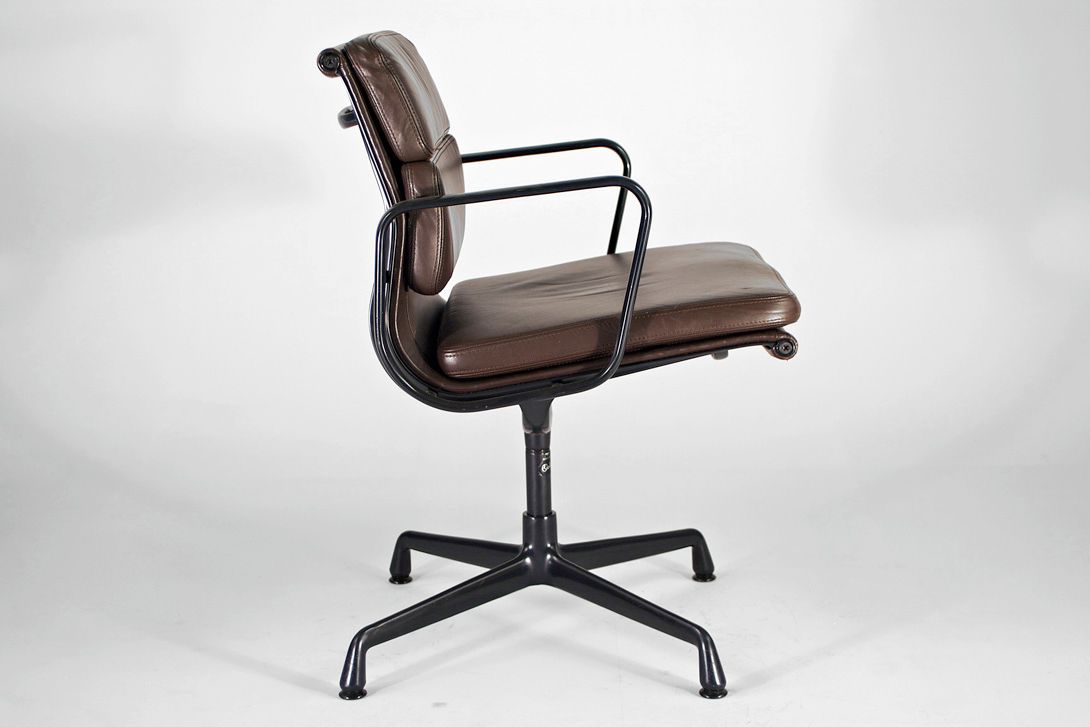 Foto Chocolate Brown Leather Eames Soft Pad Chair EA 207