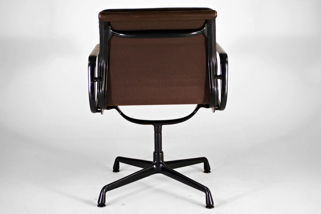 Foto Chocolate Brown Leather Eames Soft Pad Chair EA 207