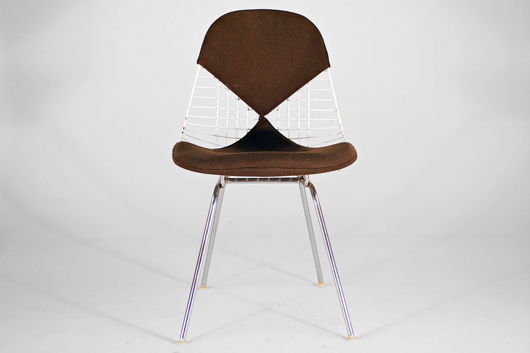 Foto White Eames Wire Bikini Chair with Brown Fabric Upholstery on H-Base