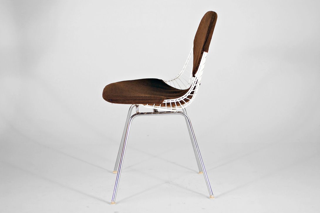 Foto White Eames Wire Bikini Chair with Brown Fabric Upholstery on H-Base
