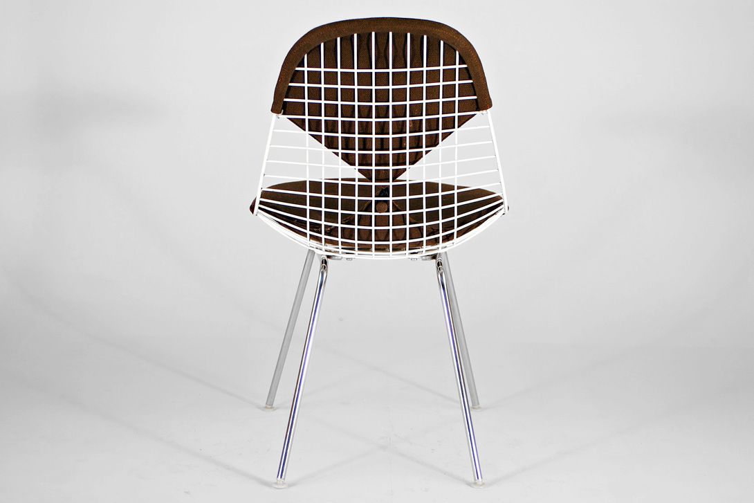 Foto White Eames Wire Bikini Chair with Brown Fabric Upholstery on H-Base