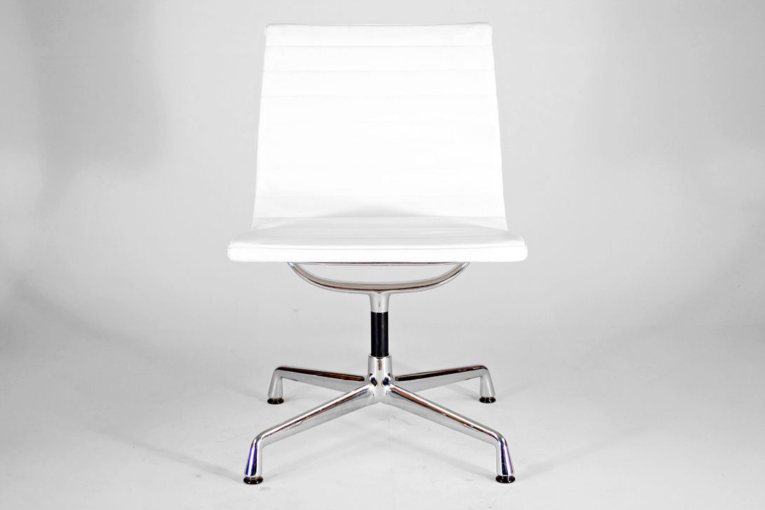 Foto White Leather Eames Aluminum Chair EA 105