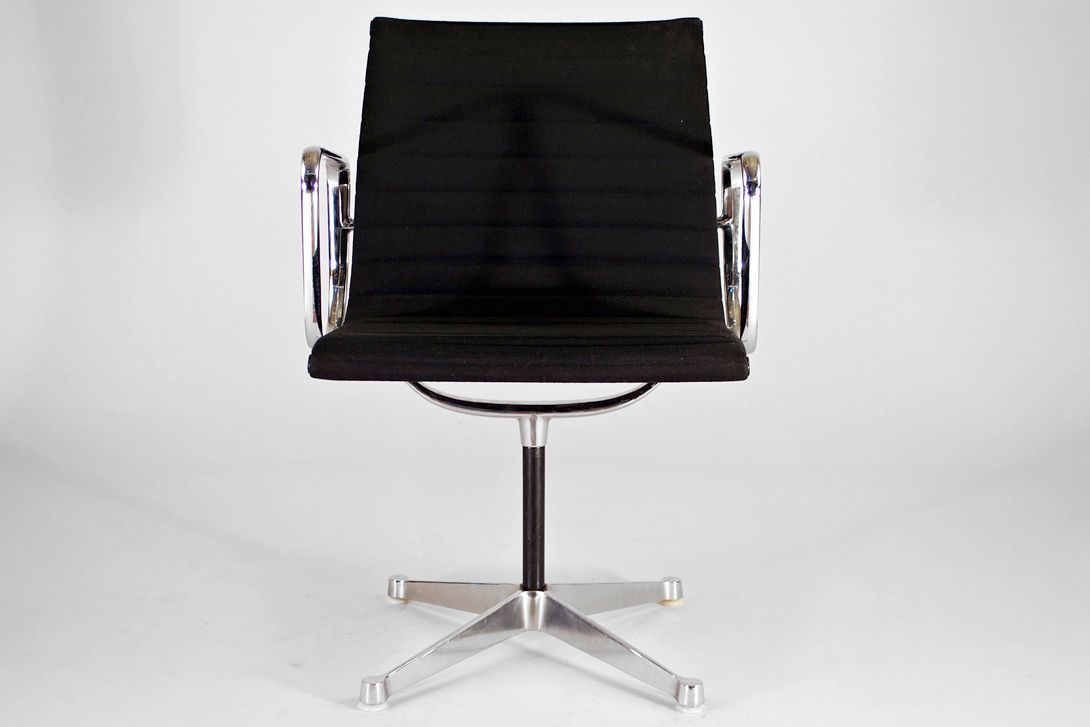 Foto Black Eames Hopsak Chair EA 107 with Aluminium Frame