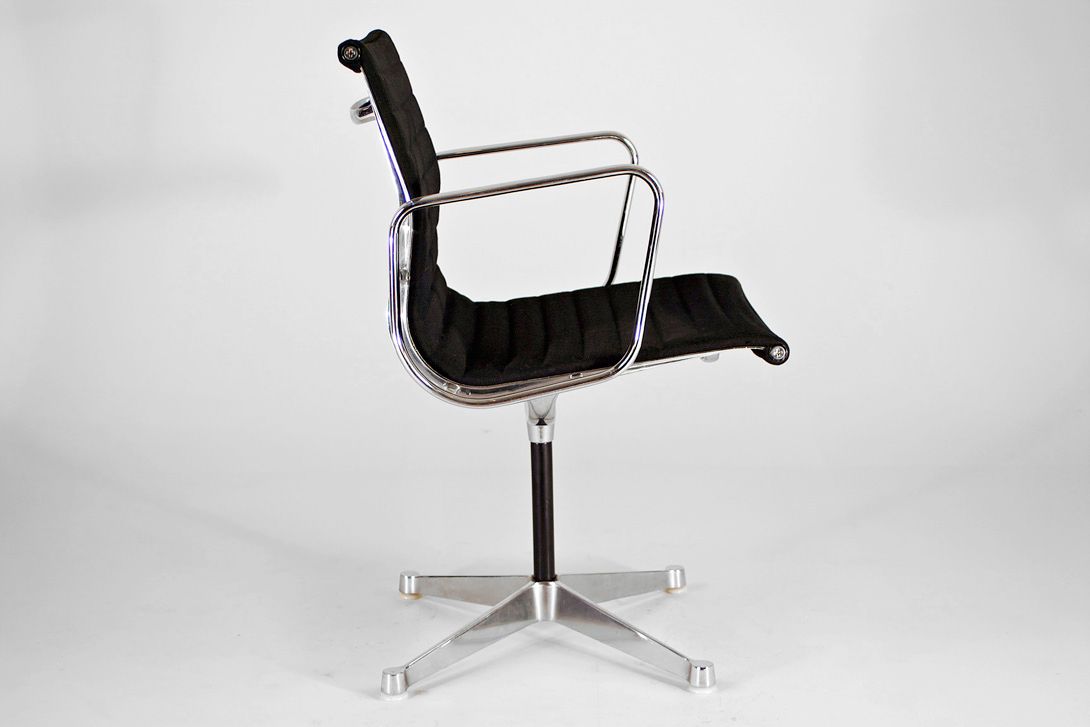 Foto Black Eames Hopsak Chair EA 107 with Aluminium Frame