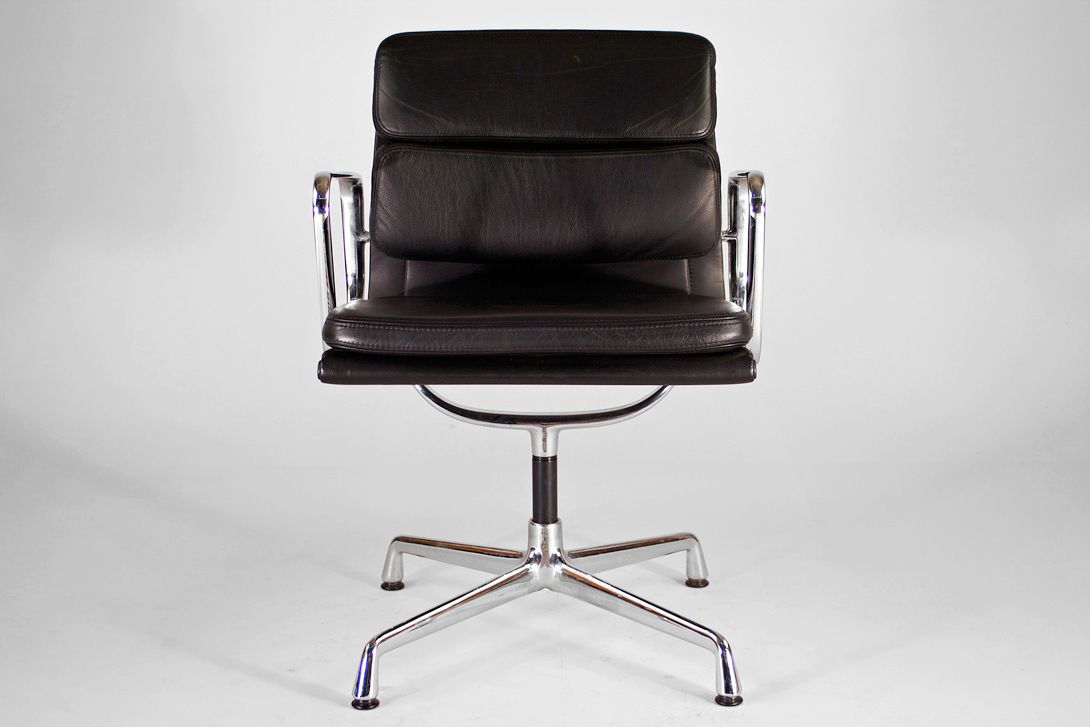 Foto Black Leather Eames Soft Pad Chair EA 207