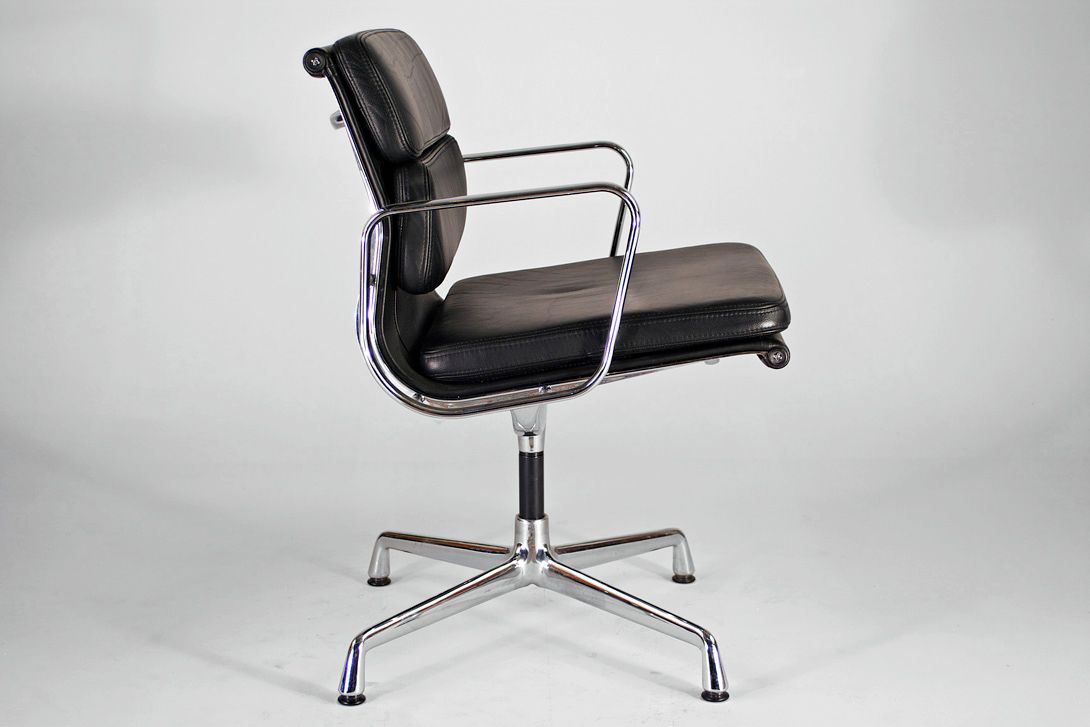Foto Black Leather Eames Soft Pad Chair EA 207