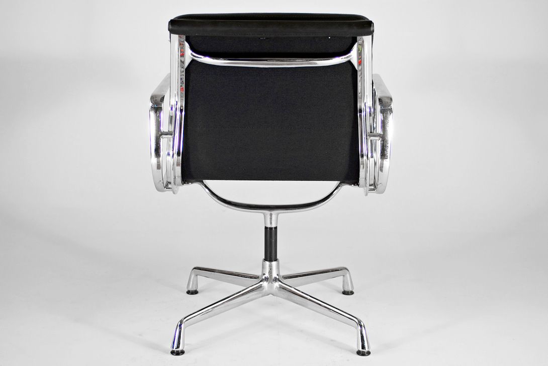Foto Black Leather Eames Soft Pad Chair EA 207