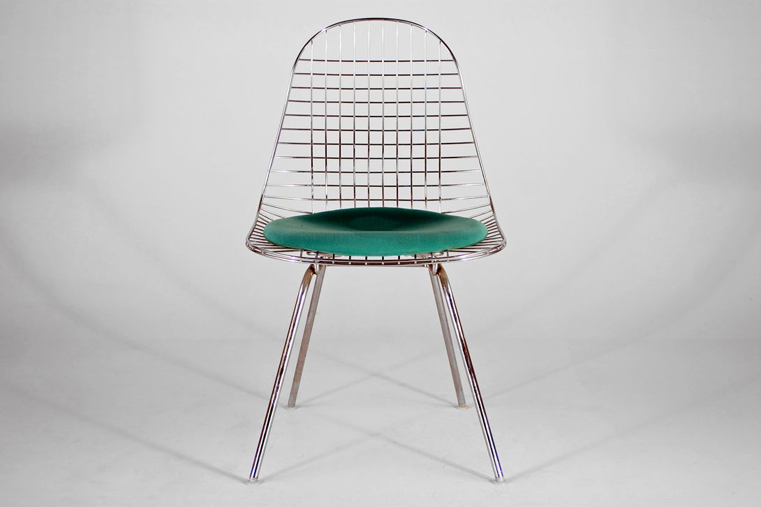 Foto Chrome Eames Wire Chair with Teal Green Cushion on H-Base
