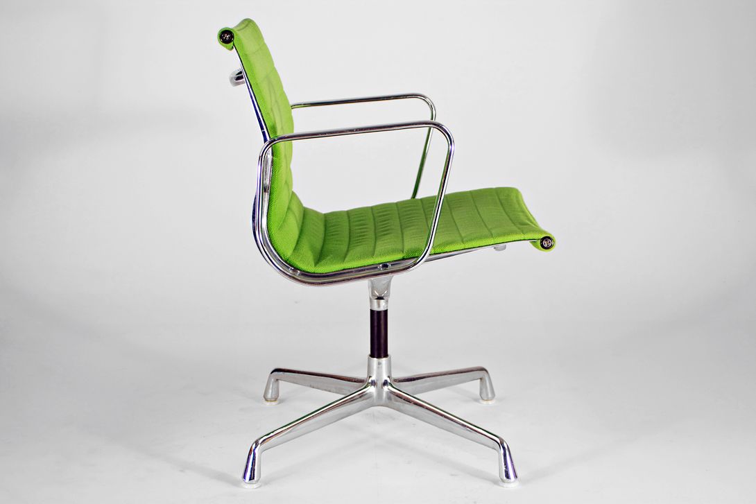Foto Meadow Green Eames Hopsak Aluminum Chair EA 107