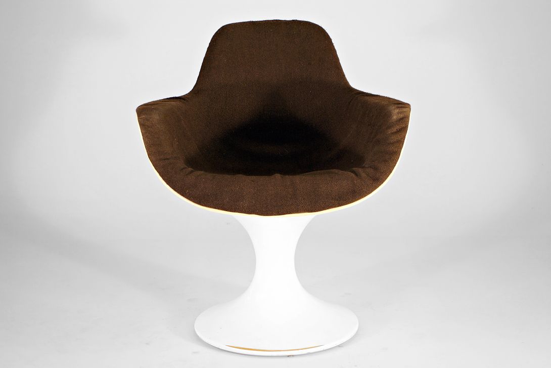 Foto Brown Nelson Orbit Armchair with White Shell on Tulip Base