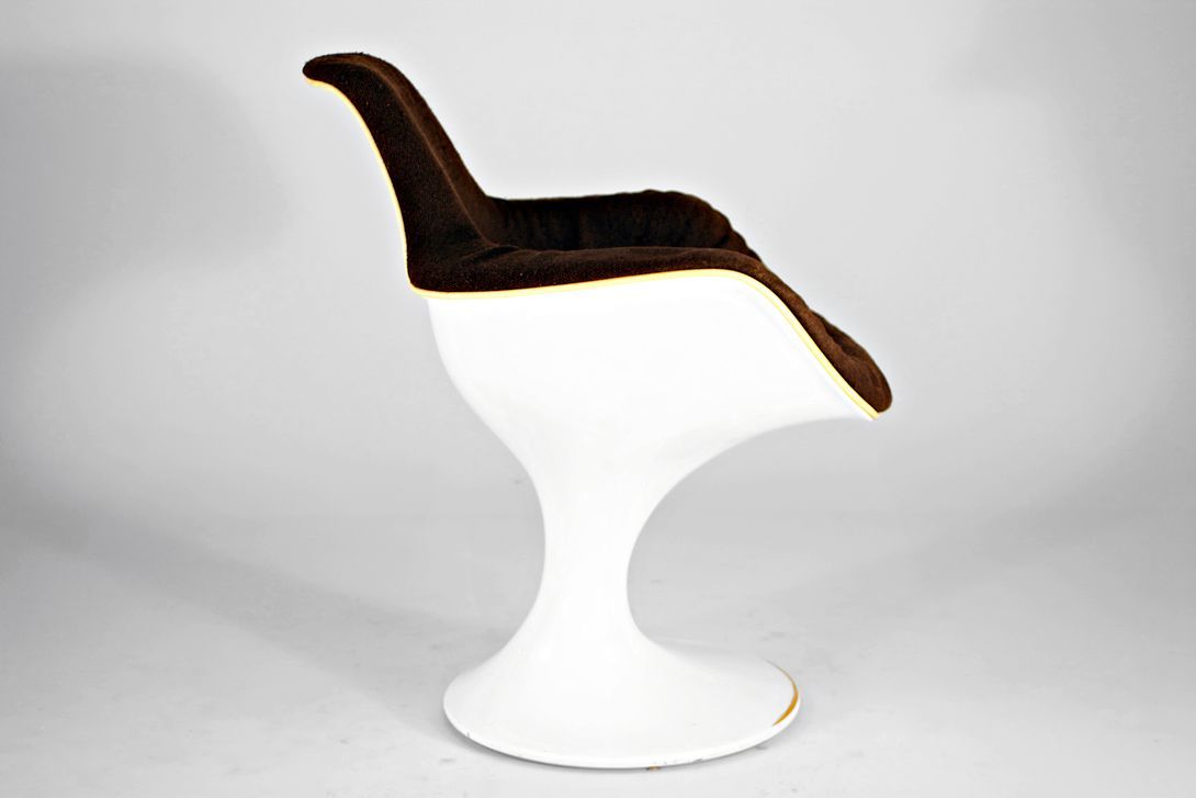 Foto Brown Nelson Orbit Armchair with White Shell on Tulip Base
