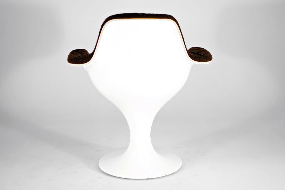 Foto Brown Nelson Orbit Armchair with White Shell on Tulip Base